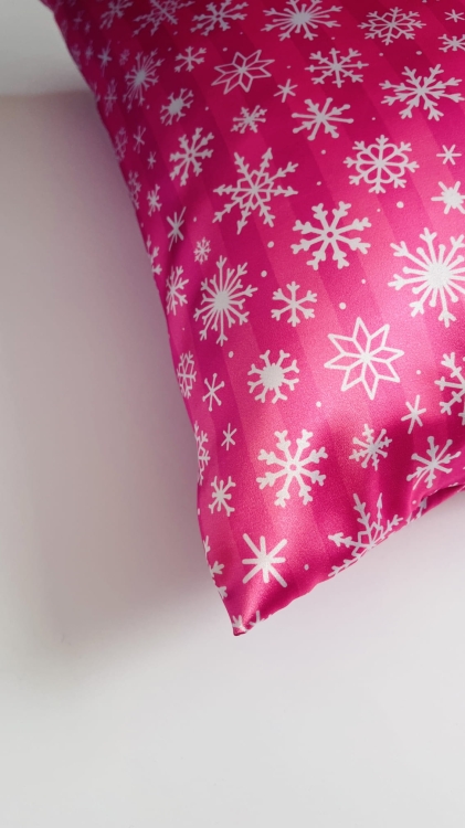 satynowa-poszewka-na-poduszke-do-spania-najlepsza-swiateczny-wzor-zimowy-motyw-prezent-dla-wlosomaniaczki-dziewczyny-mamy-przyjaciolki (2).JPG