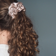 gumka-do-wlosow-scrunchie-satyna-bezowa (10).jpg