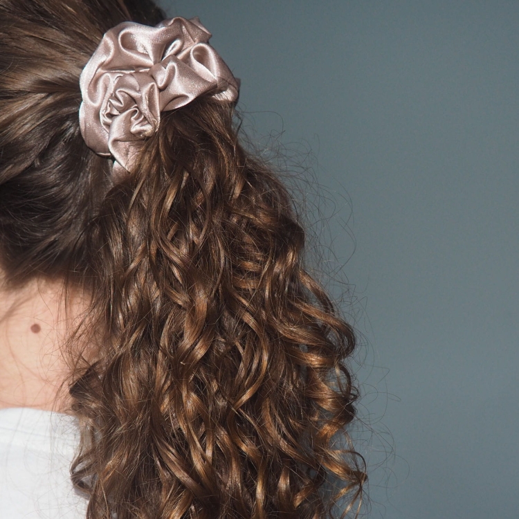 gumka-do-wlosow-scrunchie-satyna-bezowa (10).jpg