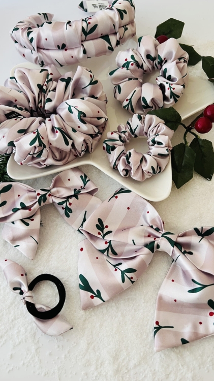 gumka-scrunchie-do-wlosow-swiateczna-zimowa-krismasowa-bezowa-neutralna-roslinna-autorski-wzor (1).JPG