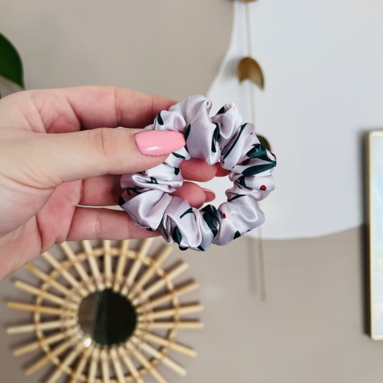 gumka-scrunchie-do-wlosow-swiateczna-zimowa-krismasowa-bezowa-neutralna-roslinna-autorski-wzor (4).JPG