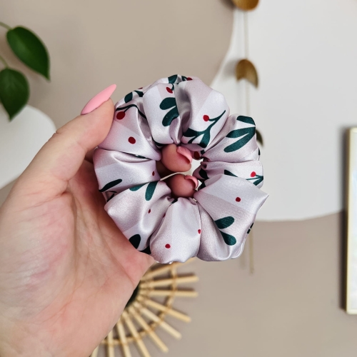 gumka-scrunchie-do-wlosow-swiateczna-zimowa-krismasowa-bezowa-neutralna-roslinna-autorski-wzor (3).JPG