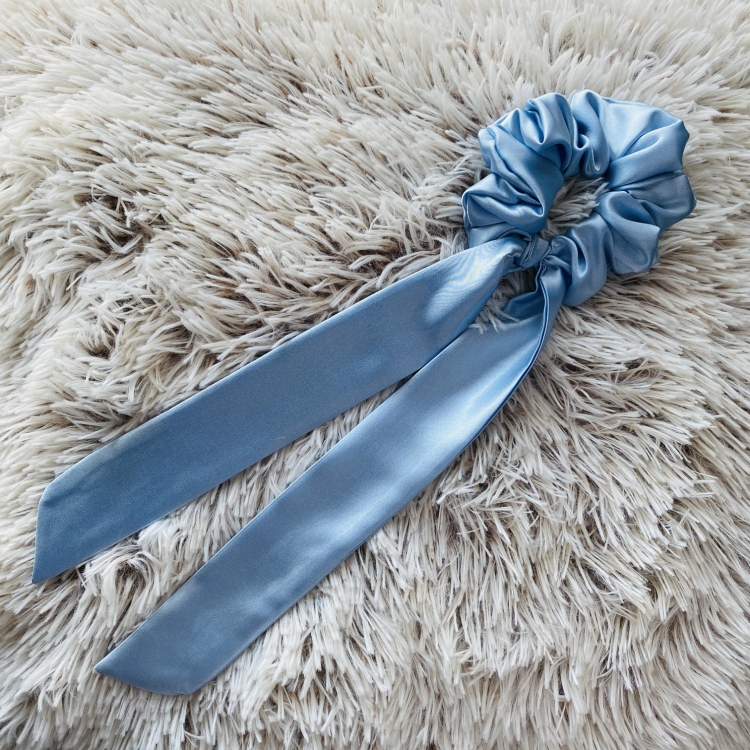 gumka-do-wlosow-z-satyny-ze-wstazka-blekit (6).jpg