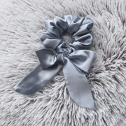 gumka-do-wlosow-z-satyny-ze-wstazka-szara (4).jpg