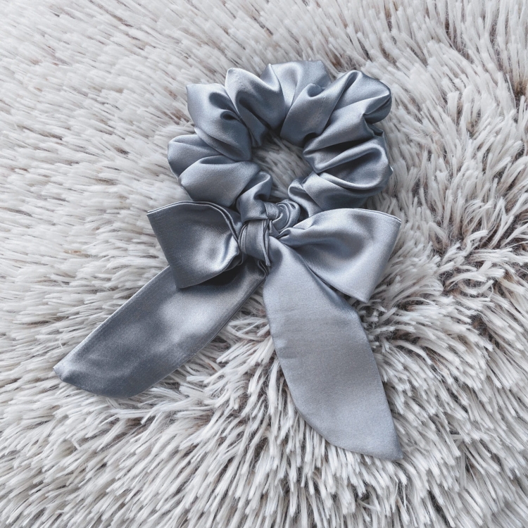 gumka-do-wlosow-z-satyny-ze-wstazka-szara (4).jpg