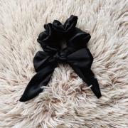 gumka-do-wlosow-z-satyny-ze-wstazka-czarna (6).jpg