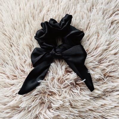 gumka-do-wlosow-z-satyny-ze-wstazka-czarna (6).jpg