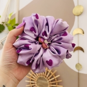 gumka-scrunchie-satynowa-jedwabista-fioletowa-w-serca-kratka-autorski-wzow (3).JPG