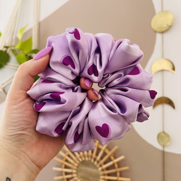 gumka-scrunchie-satynowa-jedwabista-fioletowa-w-serca-kratka-autorski-wzow (3).JPG