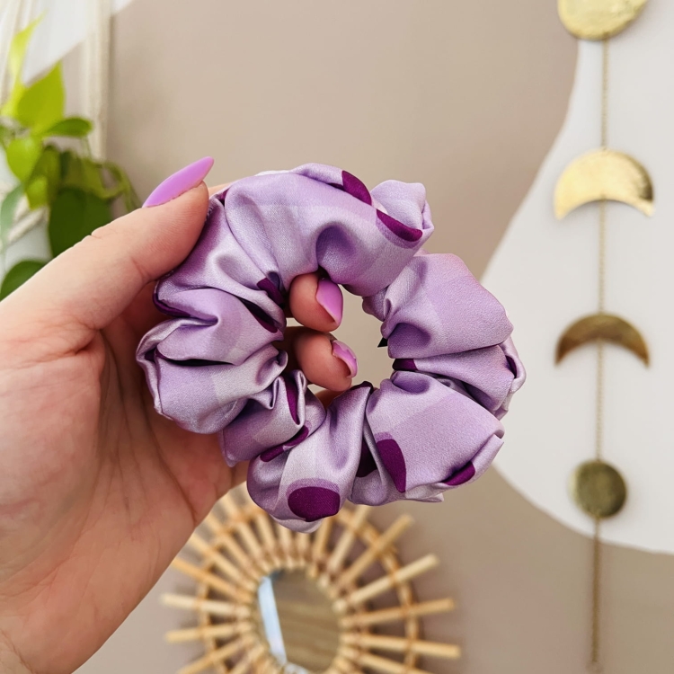 gumka-scrunchie-satynowa-jedwabista-fioletowa-w-serca-kratka-autorski-wzow (1).JPG