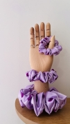 gumka-scrunchie-satynowa-jedwabista-fioletowa-w-serca-kratka-autorski-wzow (4).JPG