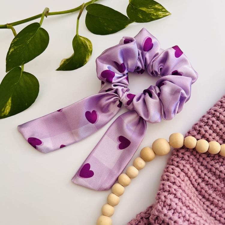 gumka-scrunchie-satynowa-jedwabista-fioletowa-w-serca-kratka-autorski-wzow (9).JPG