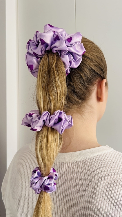 autorski-wzor-satyna-akcesoria-do-wlosow-serduszka-fioletowe-modelka-opaska-gumka-scrunchie-poszewka (1).JPG