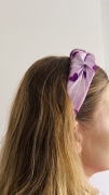 autorski-wzor-satyna-akcesoria-do-wlosow-serduszka-fioletowe-modelka-opaska-gumka-scrunchie-poszewka (3).JPG