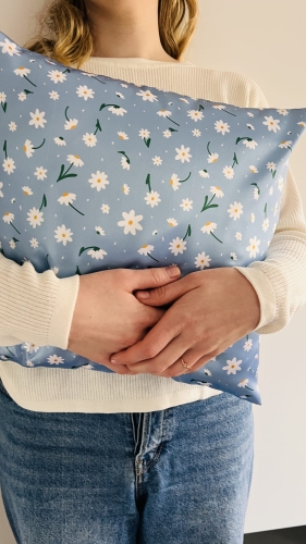 poszewka-na-poduszke-satynowa-rozmiary-stokrotki-niebieska (1).JPG