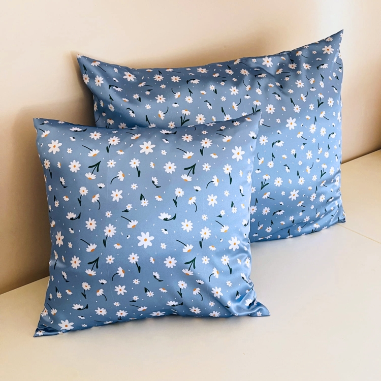 poszewka-na-poduszke-satynowa-rozmiary-stokrotki-niebieska (3).JPG