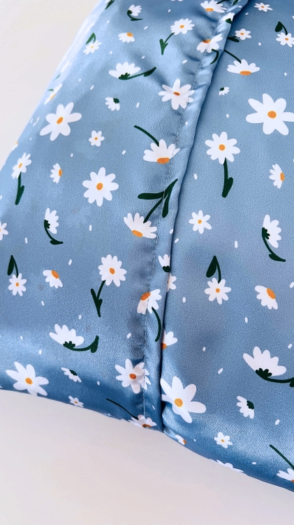 poszewka-na-poduszke-satynowa-rozmiary-stokrotki-niebieska (5).JPG