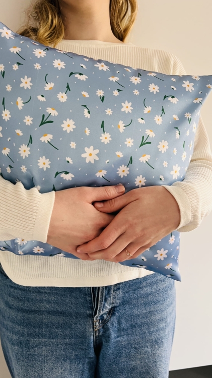 poszewka-na-poduszke-satynowa-rozmiary-stokrotki-niebieska (1).JPG