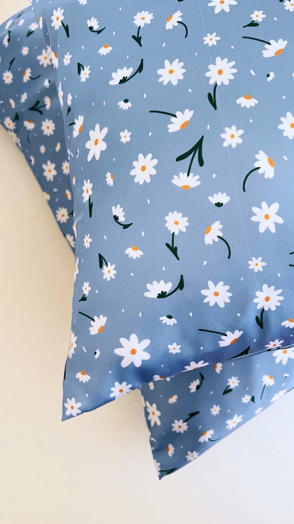 poszewka-na-poduszke-satynowa-rozmiary-stokrotki-niebieska (4).JPG