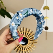 opaska-do-wlosow-piankowa-marszczona-satynowa-niebieska-w-stokrotki (2).JPG