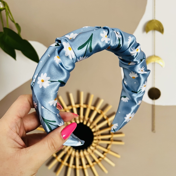 opaska-do-wlosow-piankowa-marszczona-satynowa-niebieska-w-stokrotki (2).JPG