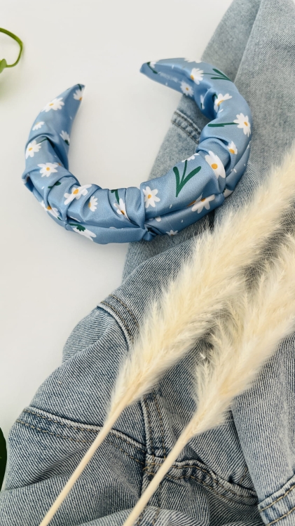 opaska-do-wlosow-piankowa-marszczona-satynowa-niebieska-w-stokrotki (4).JPG