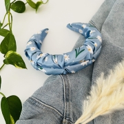 opaska-do-wlosow-piankowa-marszczona-satynowa-niebieska-w-stokrotki (5).JPG