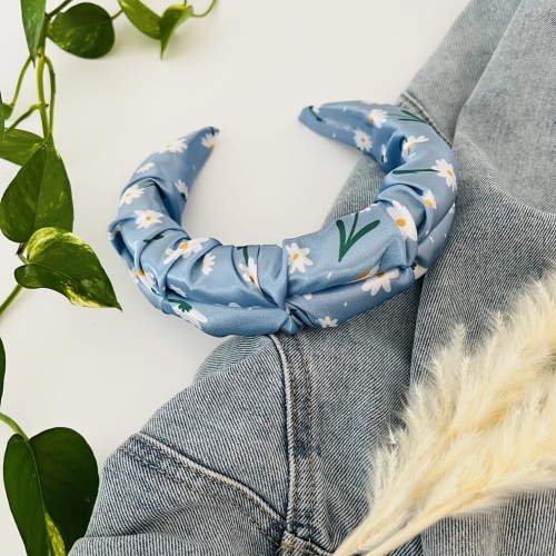 opaska-do-wlosow-piankowa-marszczona-satynowa-niebieska-w-stokrotki (5).JPG