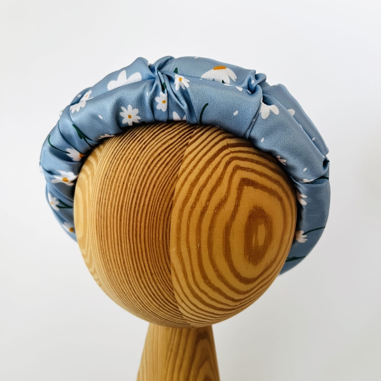 opaska-do-wlosow-piankowa-marszczona-satynowa-niebieska-w-stokrotki (1).JPG