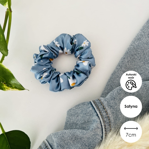 gumka-do-wlosow-scrunchies-stokrotki-niebieskie-satyna-dla-wlosow-najlepsza-autorski-wzor (3).jpg