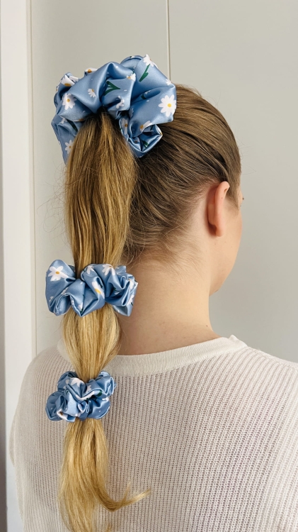 gumka-do-wlosow-scrunchies-stokrotki-niebieskie-satyna-dla-wlosow-najlepsza-autorski-wzor (7).JPG