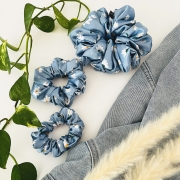 gumka-do-wlosow-scrunchies-stokrotki-niebieskie-satyna-dla-wlosow-najlepsza-autorski-wzor (11).JPG