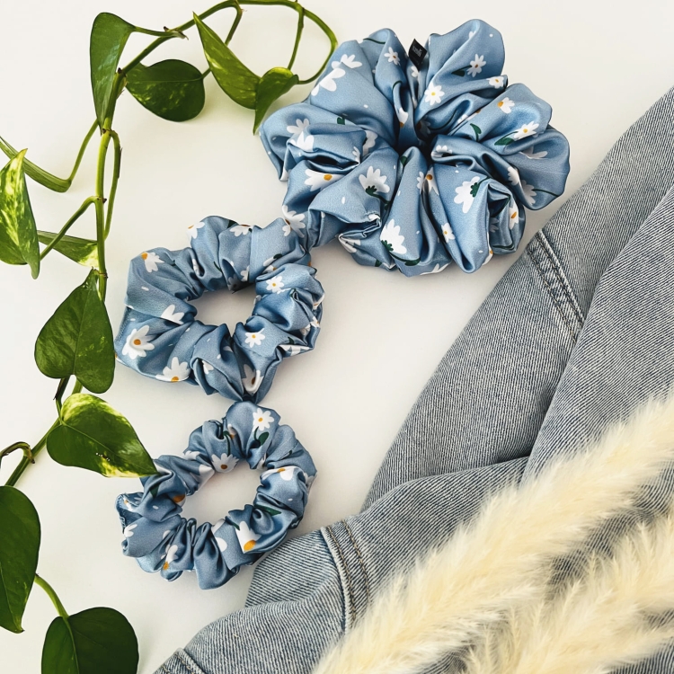gumka-do-wlosow-scrunchies-stokrotki-niebieskie-satyna-dla-wlosow-najlepsza-autorski-wzor (11).JPG