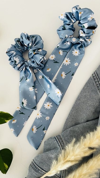 gumka-do-wlosow-scrunchies-stokrotki-niebieskie-satyna-dla-wlosow-najlepsza-autorski-wzor (12).JPG