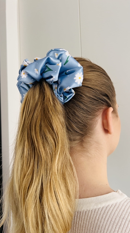 gumka-do-wlosow-scrunchies-stokrotki-niebieskie-satyna-dla-wlosow-najlepsza-autorski-wzor (6).JPG