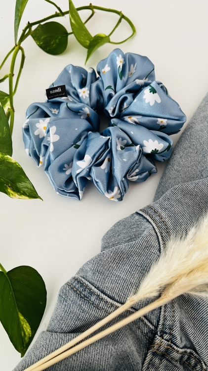 gumka-do-wlosow-scrunchies-stokrotki-niebieskie-satyna-dla-wlosow-najlepsza-autorski-wzor (8).JPG