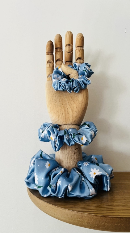 gumka-do-wlosow-scrunchies-stokrotki-niebieskie-satyna-dla-wlosow-najlepsza-autorski-wzor (13).JPG