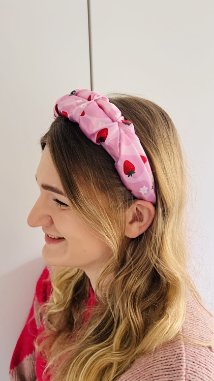 opaska-do-wlosow-marszczona-satynowa-w-truskawki-berry-delikatna-z-okularami (2).JPG