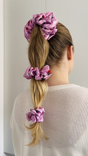 gumka-scrunchie-do-wlosow-satynowa-rozowa-ze-wzorem-w-truskawki-berry-autorska-handmade-polska-produkcja (8).JPG