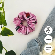 gumka-scrunchie-do-wlosow-satynowa-rozowa-ze-wzorem-w-truskawki-berry-autorska-handmade-polska-produkcja (2).jpg