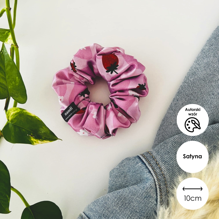 gumka-scrunchie-do-wlosow-satynowa-rozowa-ze-wzorem-w-truskawki-berry-autorska-handmade-polska-produkcja (2).jpg