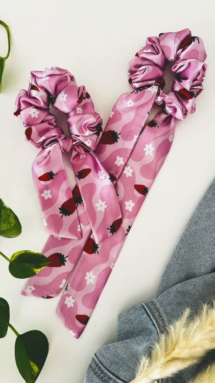 gumka-scrunchie-do-wlosow-satynowa-rozowa-ze-wzorem-w-truskawki-berry-autorska-handmade-polska-produkcja (14).JPG