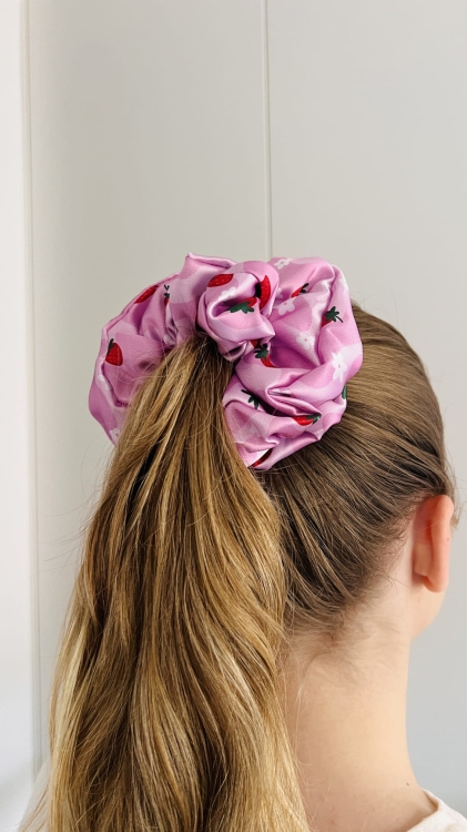 gumka-scrunchie-do-wlosow-satynowa-rozowa-ze-wzorem-w-truskawki-berry-autorska-handmade-polska-produkcja (7).JPG