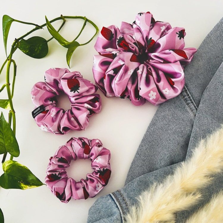 gumka-scrunchie-do-wlosow-satynowa-rozowa-ze-wzorem-w-truskawki-berry-autorska-handmade-polska-produkcja (12).JPG
