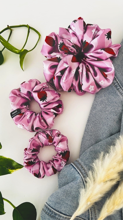 gumka-scrunchie-do-wlosow-satynowa-rozowa-ze-wzorem-w-truskawki-berry-autorska-handmade-polska-produkcja (13).JPG