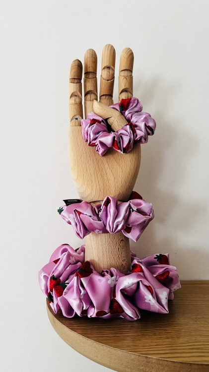 gumka-scrunchie-do-wlosow-satynowa-rozowa-ze-wzorem-w-truskawki-berry-autorska-handmade-polska-produkcja (15).JPG