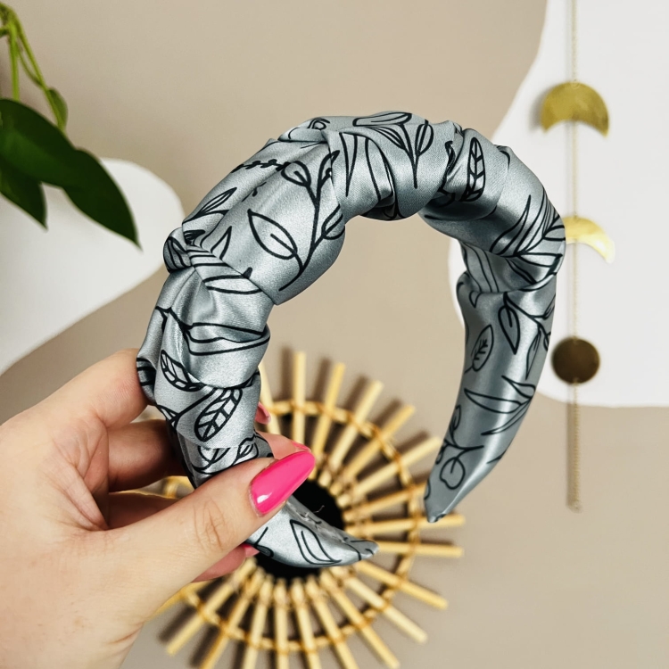 opaska-marszczona-zielona-szalwiowa-plant-mom-w-galazki-liscie-na-glowe-wlosy-na-formie-pianka (3).JPG