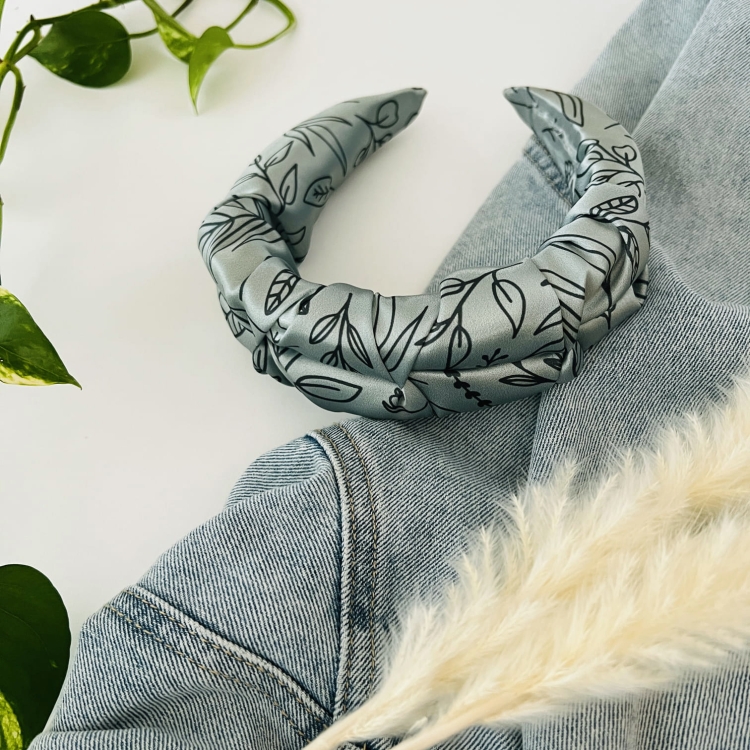 opaska-marszczona-zielona-szalwiowa-plant-mom-w-galazki-liscie-na-glowe-wlosy-na-formie-pianka (1).JPG