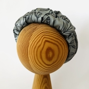 opaska-marszczona-zielona-szalwiowa-plant-mom-w-galazki-liscie-na-glowe-wlosy-na-formie-pianka (2).JPG