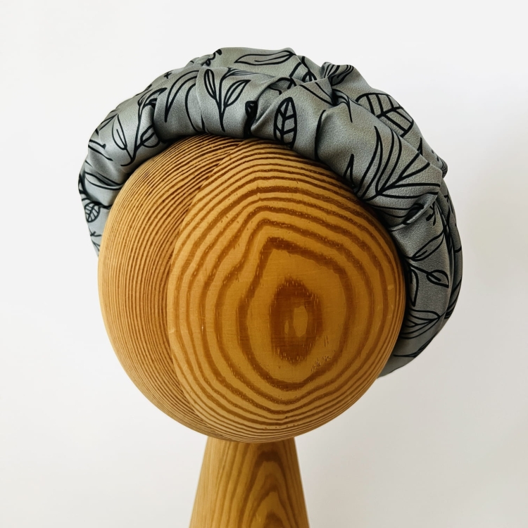 opaska-marszczona-zielona-szalwiowa-plant-mom-w-galazki-liscie-na-glowe-wlosy-na-formie-pianka (2).JPG